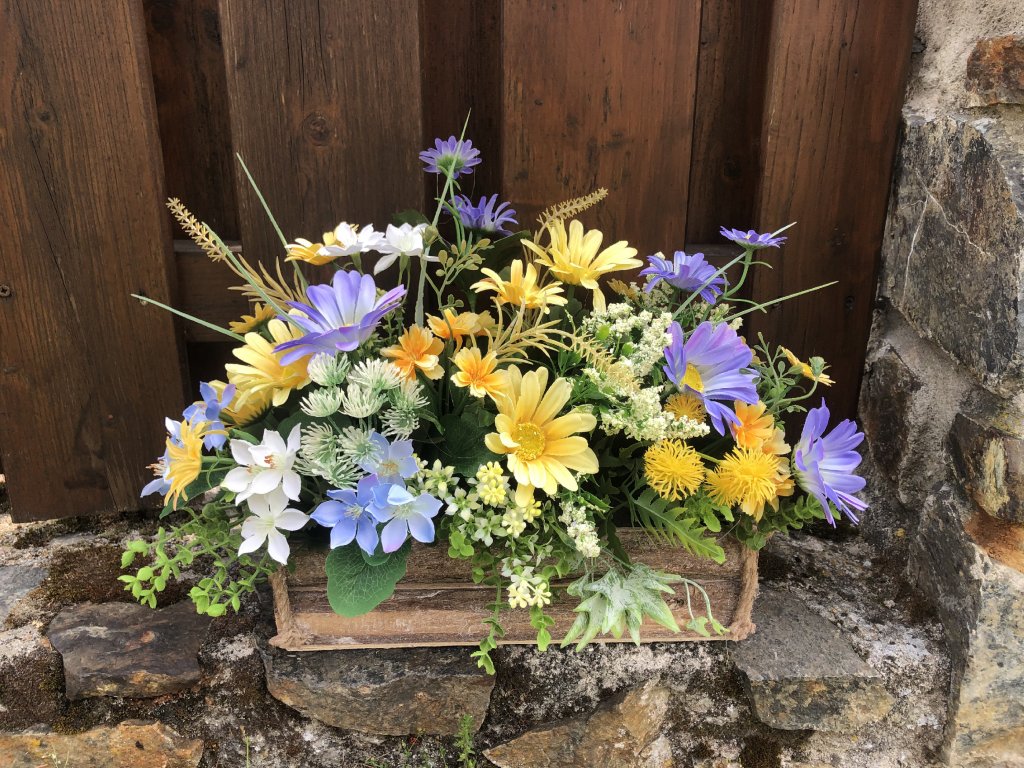 Letní dekroace žlutá v dřevěném truhlíku